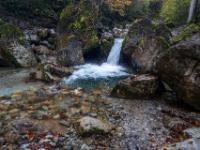 Wasserfall zwischen Felsblöcken